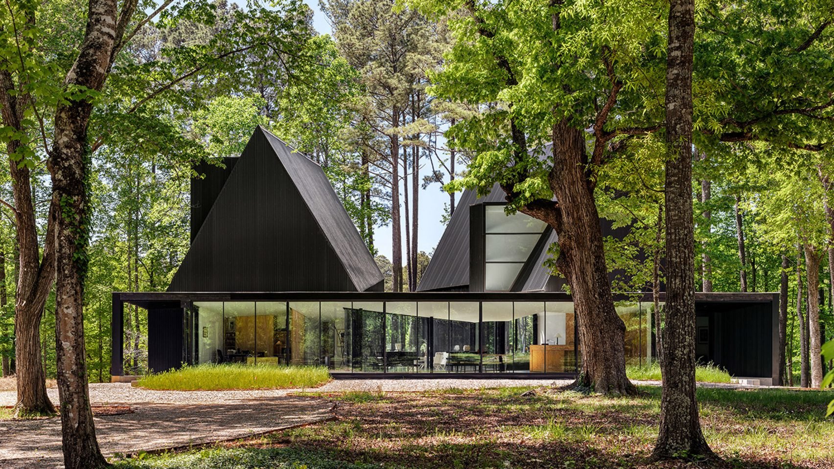 Brooks + Scarpa 用北卡羅來納州的山牆式房屋“重振傳統形式”