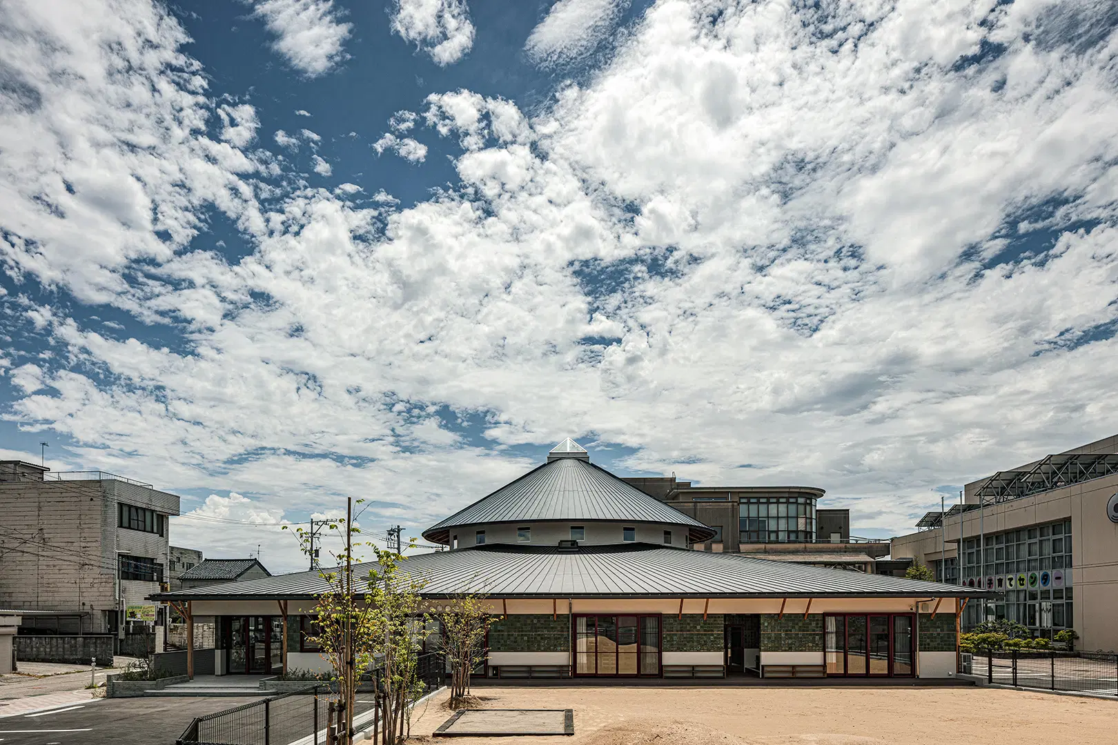 日本彎曲的木質框架塑造了光線充足的日託中心，鼓勵有趣的學習