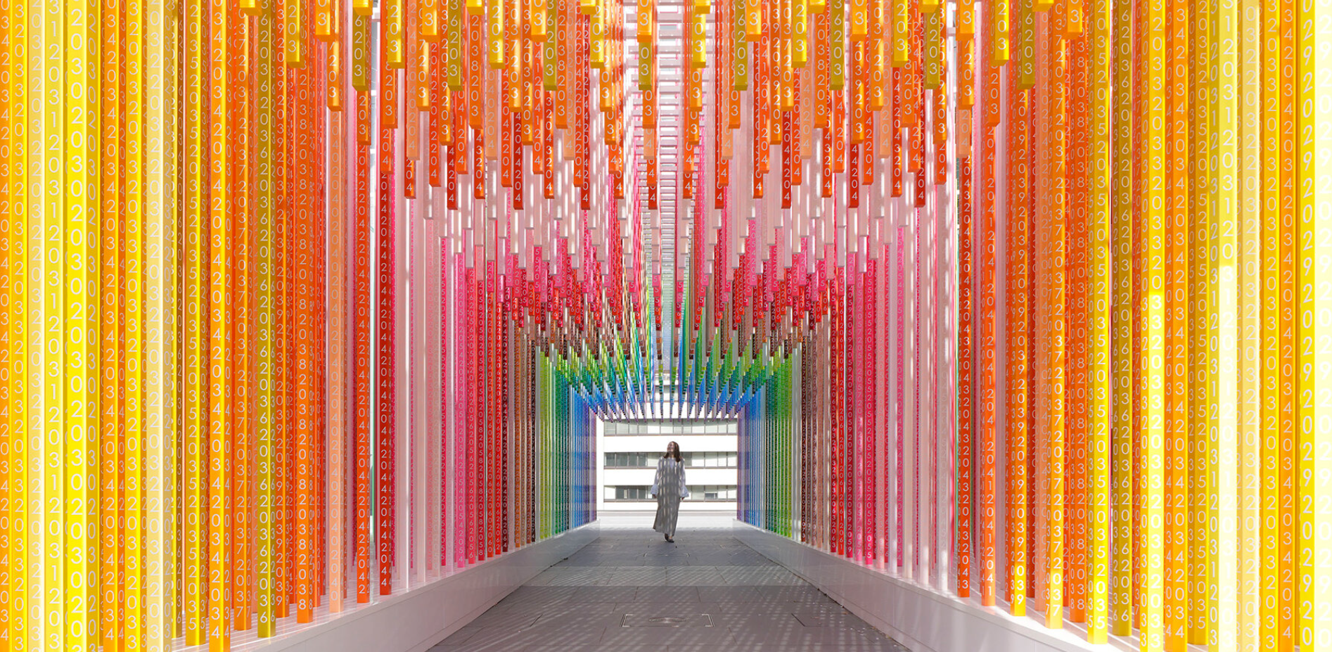 emmanuelle moureaux 在東京用充滿活力的「百色之路」描繪了一個世紀